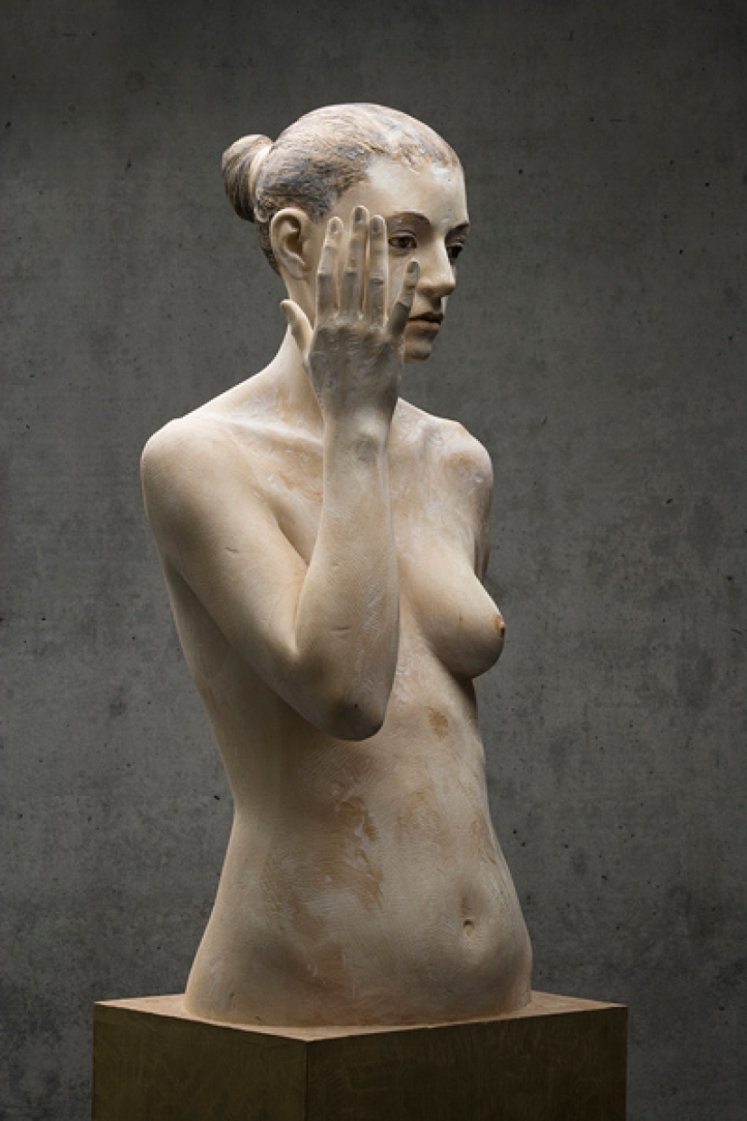 Jóvenes captados en esculturas de madera hiperrealistas