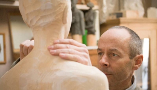 Jóvenes captados en esculturas de madera hiperrealistas Jóvenes captados en esculturas de madera hiperrealistas