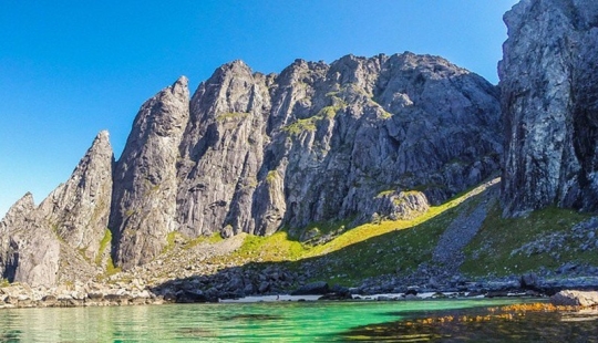 Kayakista toma impresionantes fotos de los fiordos noruegos