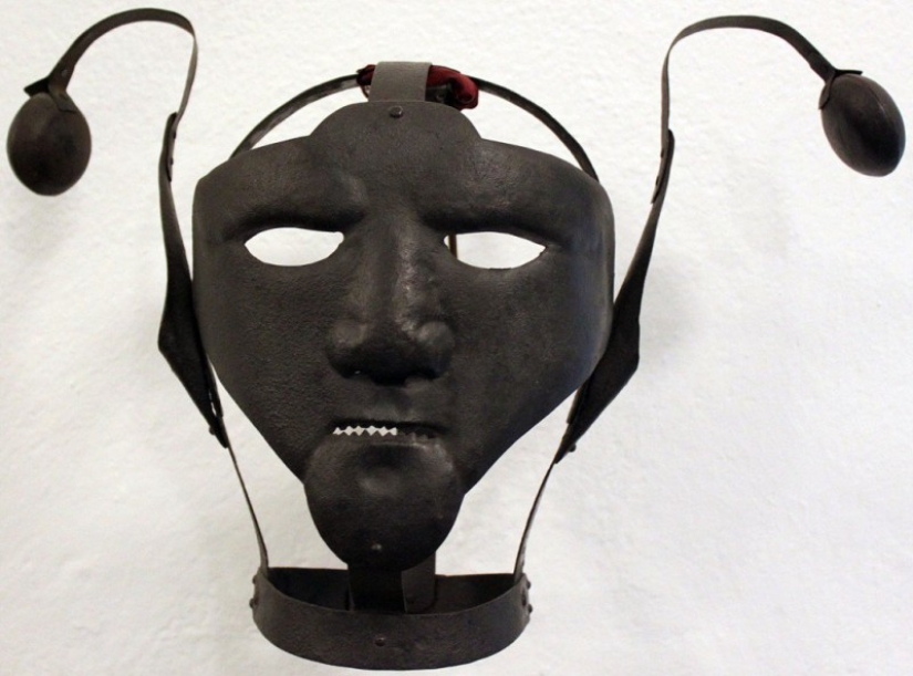 Keep your mouth shut: the iron mask used to punish gossip in the Middle Ages Keep your mouth shut: the iron mask used to punish gossip in the Middle Ages