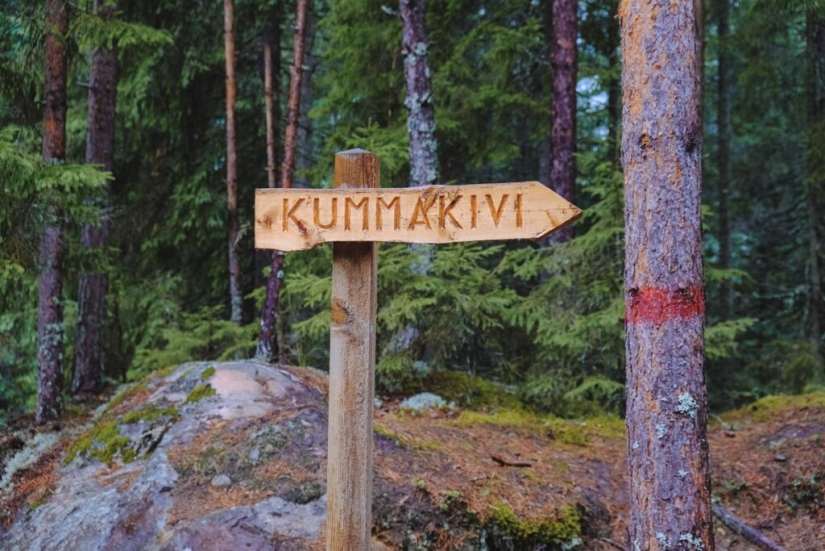 Kummakivi: ¿Por qué esta roca de 500 toneladas no se cae de un pequeño acantilado? Kummakivi: ¿Por qué esta roca de 500 toneladas no se cae de un pequeño acantilado?