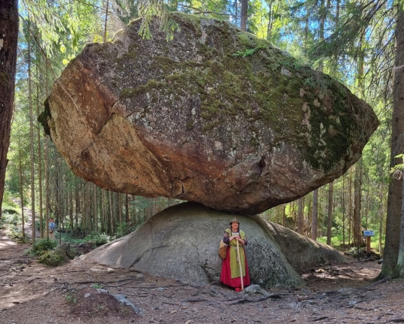 Kummakivi: Why this 500-ton boulder doesn't fall off a small cliff Kummakivi: Why this 500-ton boulder doesn't fall off a small cliff