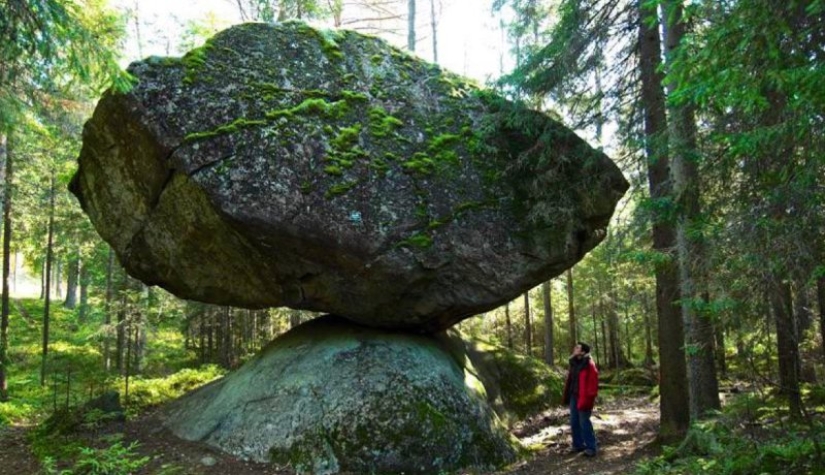 Kummakivi: Why this 500-ton boulder doesn't fall off a small cliff Kummakivi: Why this 500-ton boulder doesn't fall off a small cliff