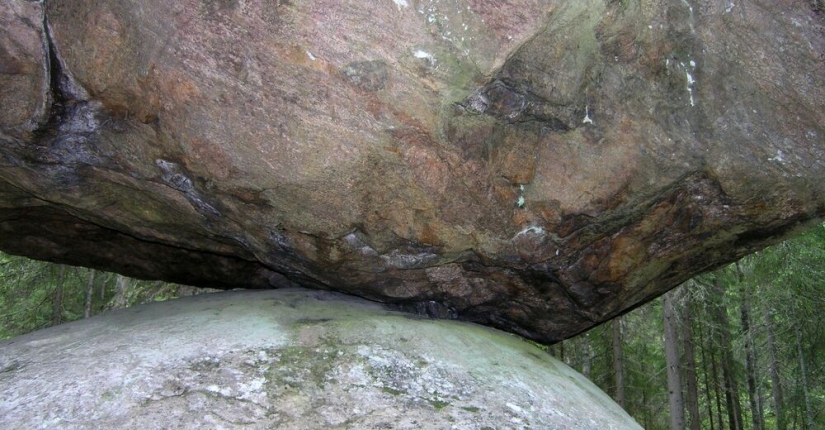 Kummakivi: Why this 500-ton boulder doesn't fall off a small cliff Kummakivi: Why this 500-ton boulder doesn't fall off a small cliff