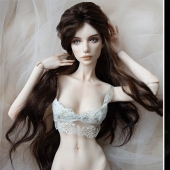 La artesana crea muñecas con realismo mágico