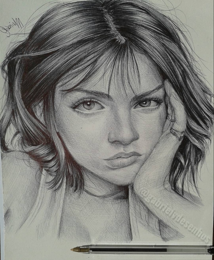 La artista brasileña crea increíblemente realista y emocional de los retratos en lápiz