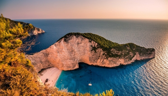 La bahía de Navaio es una playa protegida en la isla griega de Zakynthos La bahía de Navaio es una playa protegida en la isla griega de Zakynthos