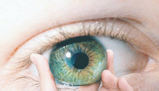 La chica juega con tu imaginación y te rompe un poco el cerebro La chica juega con tu imaginación y te rompe un poco el cerebro