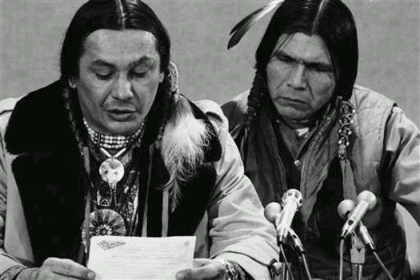 La confrontación en wounded knee: en 1973, a los Indios de los Estados unidos, la última vez fue en un "pie de guerra" La confrontación en wounded knee: en 1973, a los Indios de los Estados unidos, la última vez fue en un "pie de guerra"