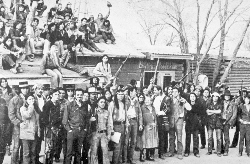 La confrontación en wounded knee: en 1973, a los Indios de los Estados unidos, la última vez fue en un "pie de guerra" La confrontación en wounded knee: en 1973, a los Indios de los Estados unidos, la última vez fue en un "pie de guerra"
