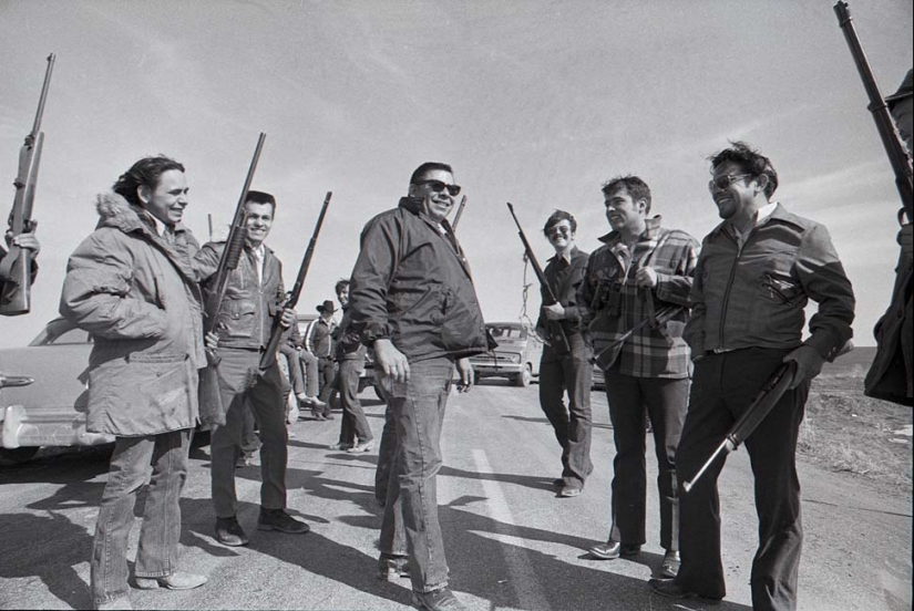 La confrontación en wounded knee: en 1973, a los Indios de los Estados unidos, la última vez fue en un "pie de guerra" La confrontación en wounded knee: en 1973, a los Indios de los Estados unidos, la última vez fue en un "pie de guerra"