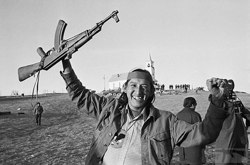 La confrontación en wounded knee: en 1973, a los Indios de los Estados unidos, la última vez fue en un "pie de guerra" La confrontación en wounded knee: en 1973, a los Indios de los Estados unidos, la última vez fue en un "pie de guerra"