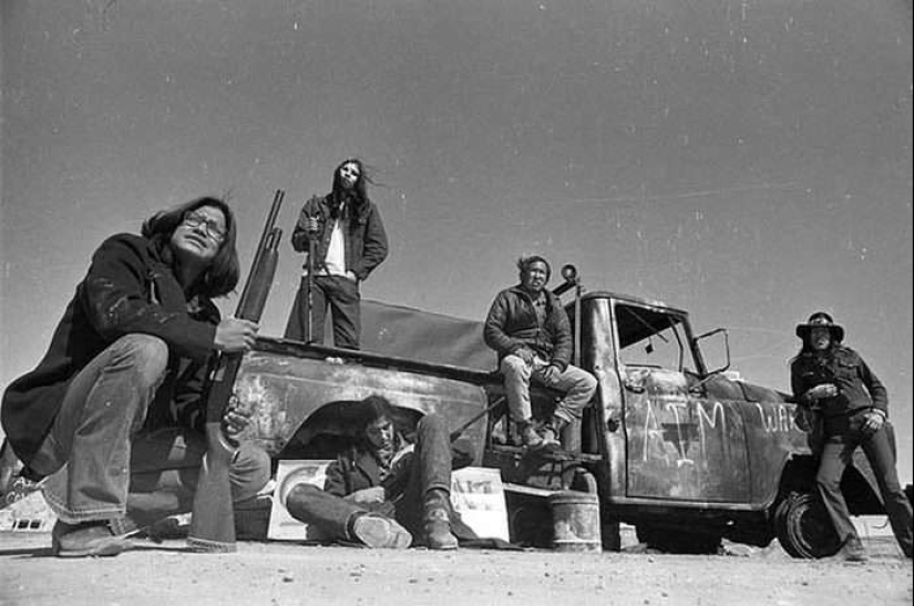 La confrontación en wounded knee: en 1973, a los Indios de los Estados unidos, la última vez fue en un "pie de guerra" La confrontación en wounded knee: en 1973, a los Indios de los Estados unidos, la última vez fue en un "pie de guerra"