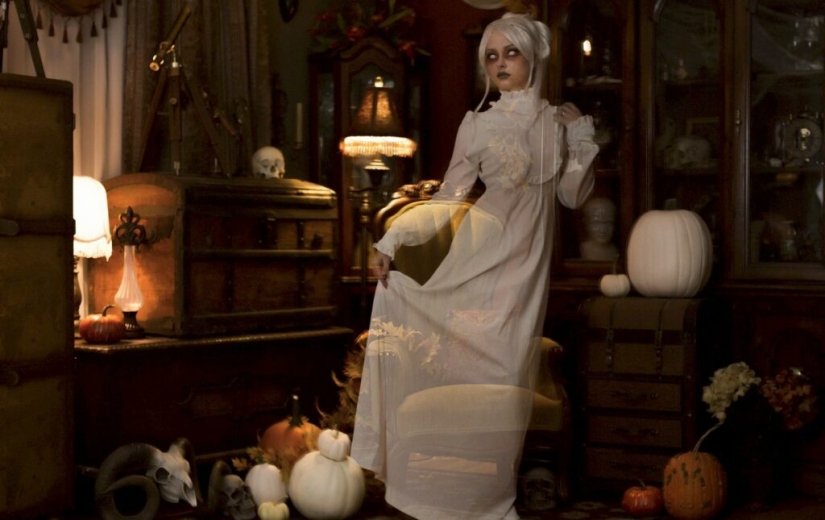 La hermosa Genevieve es una estrella de cosplay que crea su propia realidad