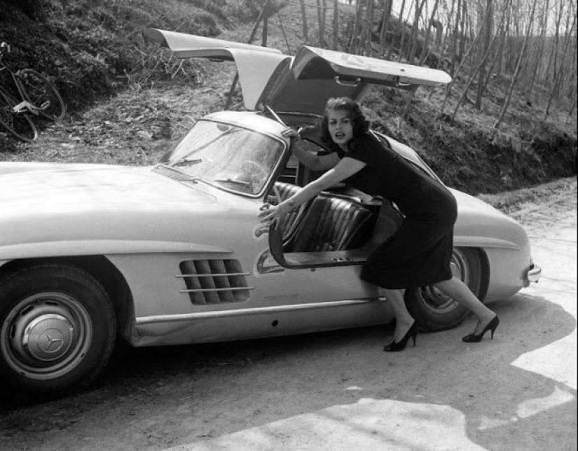La hermosa Sophia Loren y su Mercedes-Benz 300SL La hermosa Sophia Loren y su Mercedes-Benz 300SL