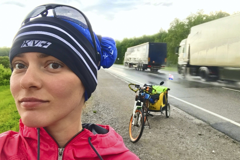 La historia de Anna Smolina, que recorrió medio país en bicicleta con su perro La historia de Anna Smolina, que recorrió medio país en bicicleta con su perro