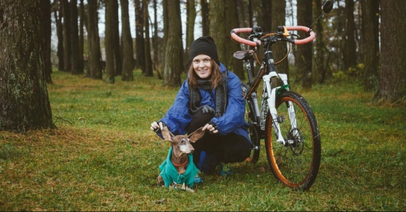 La historia de Anna Smolina, que recorrió medio país en bicicleta con su perro La historia de Anna Smolina, que recorrió medio país en bicicleta con su perro