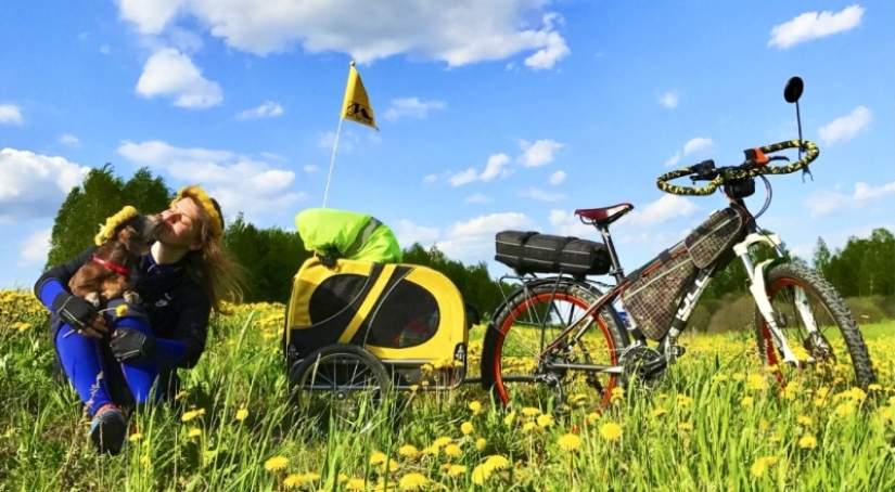 La historia de Anna Smolina, que recorrió medio país en bicicleta con su perro La historia de Anna Smolina, que recorrió medio país en bicicleta con su perro