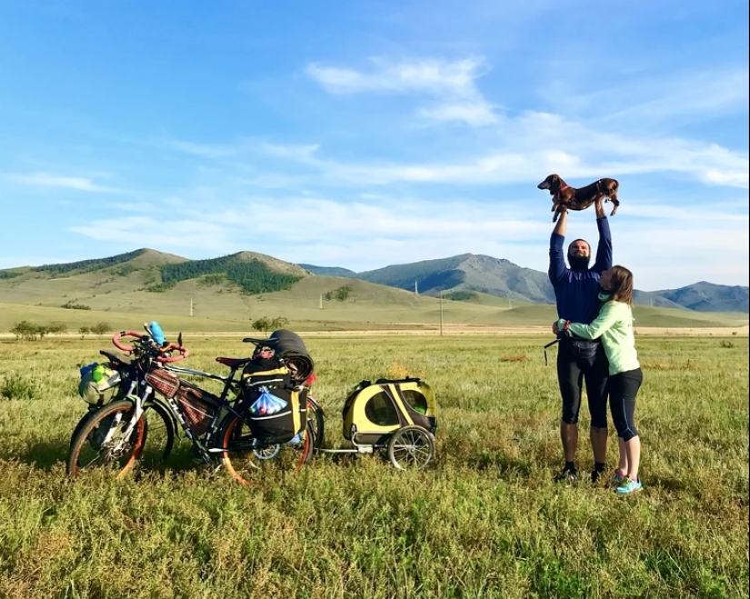 La historia de Anna Smolina, que recorrió medio país en bicicleta con su perro La historia de Anna Smolina, que recorrió medio país en bicicleta con su perro