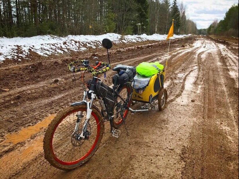La historia de Anna Smolina, que recorrió medio país en bicicleta con su perro La historia de Anna Smolina, que recorrió medio país en bicicleta con su perro
