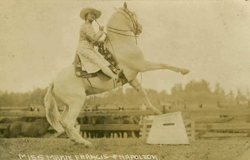 La historia de los pantalones de mujer: de la modestia a la rebelión de la moda La historia de los pantalones de mujer: de la modestia a la rebelión de la moda