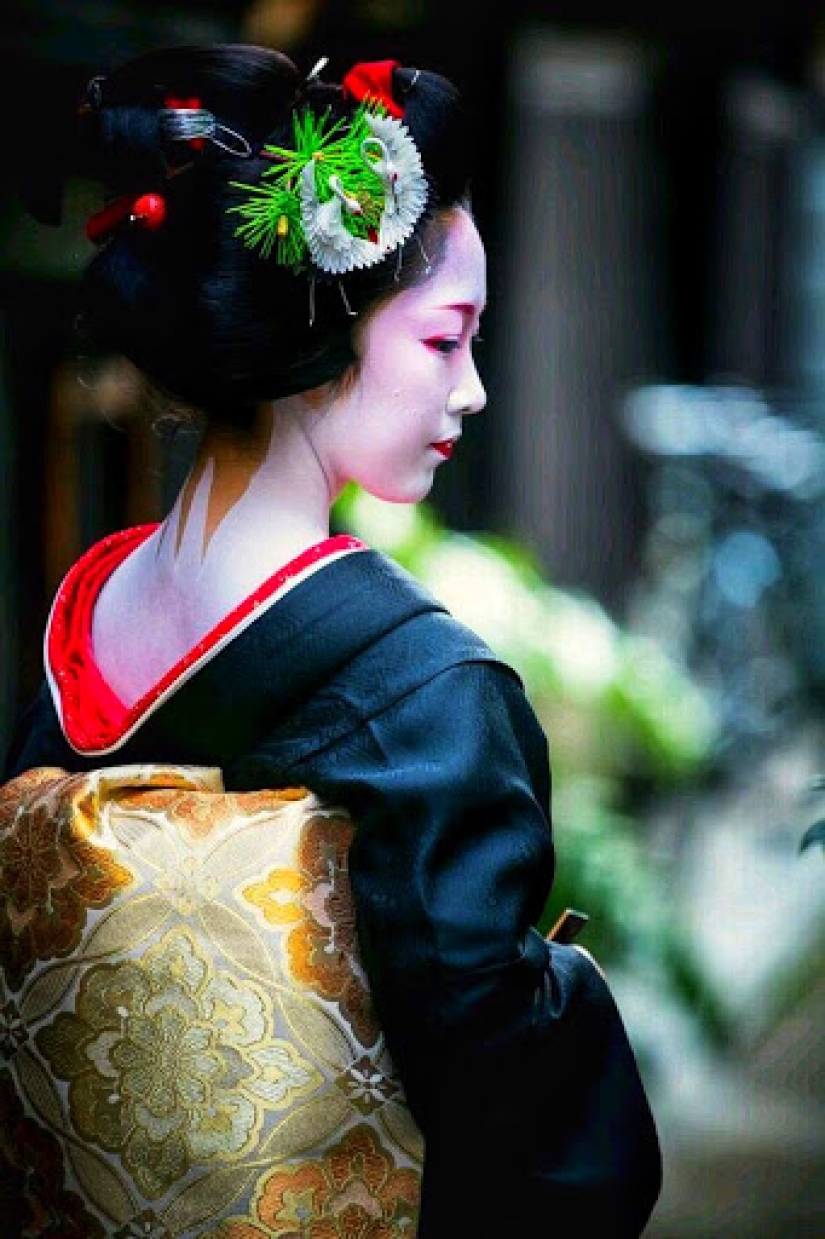 La historia del escote de las mujeres: del control policial a la completa permisividad La historia del escote de las mujeres: del control policial a la completa permisividad