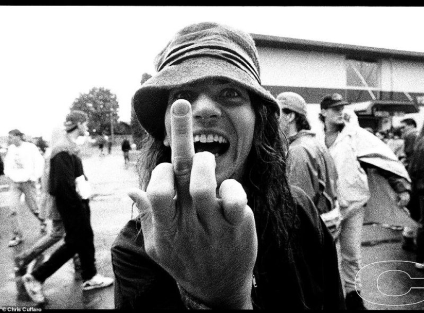 La última revolución del Rock: raras fotos de bandas de culto grunge de los 90 por Chris Cuffaro La última revolución del Rock: raras fotos de bandas de culto grunge de los 90 por Chris Cuffaro