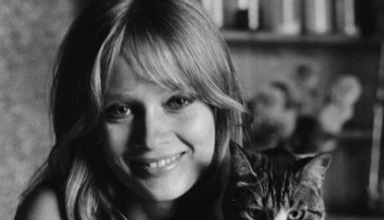 La modelo Celia Hammond y sus gatos