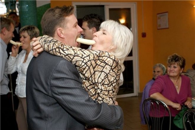 La más extraña de las competiciones en la boda: 25 fotos que todos avergonzado La más extraña de las competiciones en la boda: 25 fotos que todos avergonzado