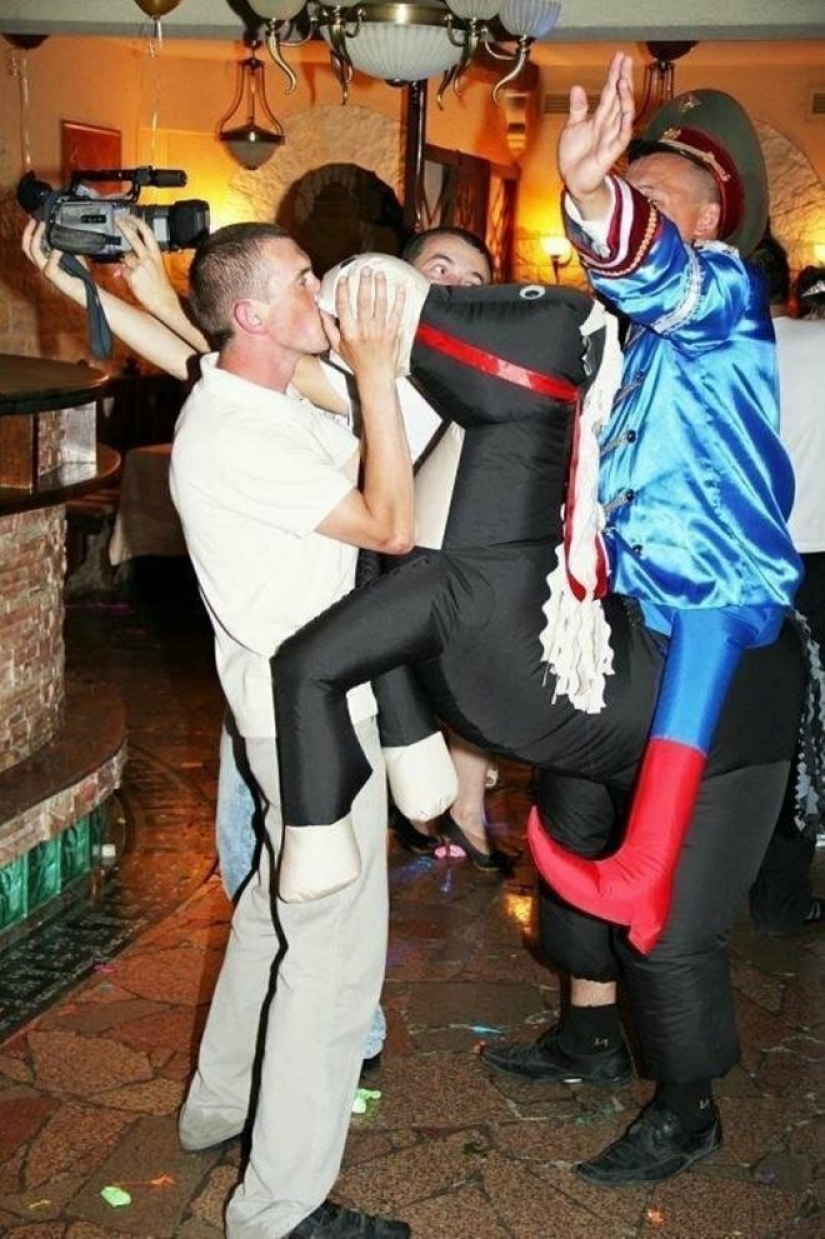 La más extraña de las competiciones en la boda: 25 fotos que todos avergonzado La más extraña de las competiciones en la boda: 25 fotos que todos avergonzado