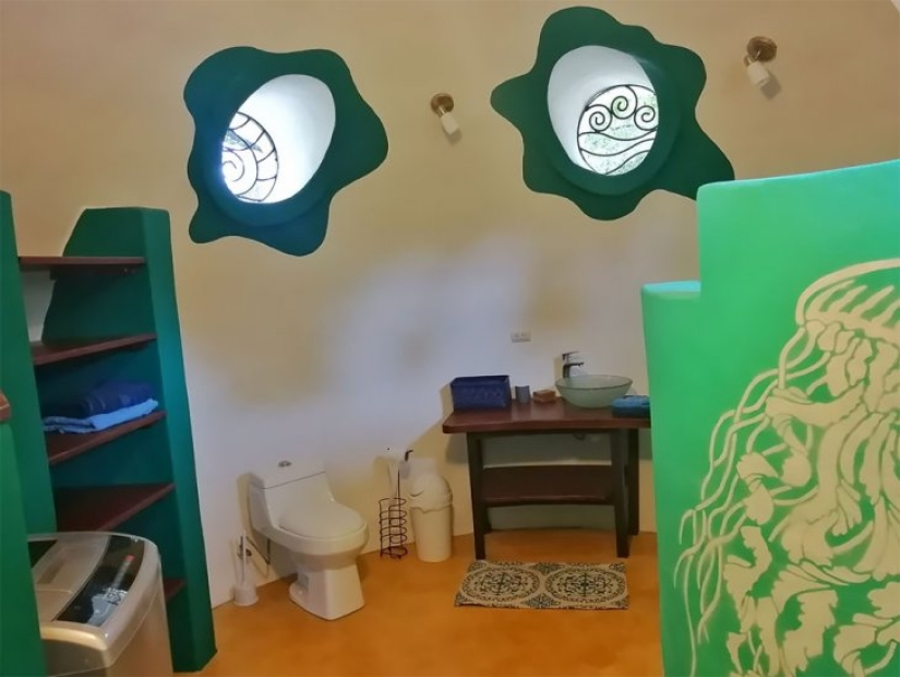 La mujer construida en el medio de la selva de la casa es de concreto y detergente La mujer construida en el medio de la selva de la casa es de concreto y detergente