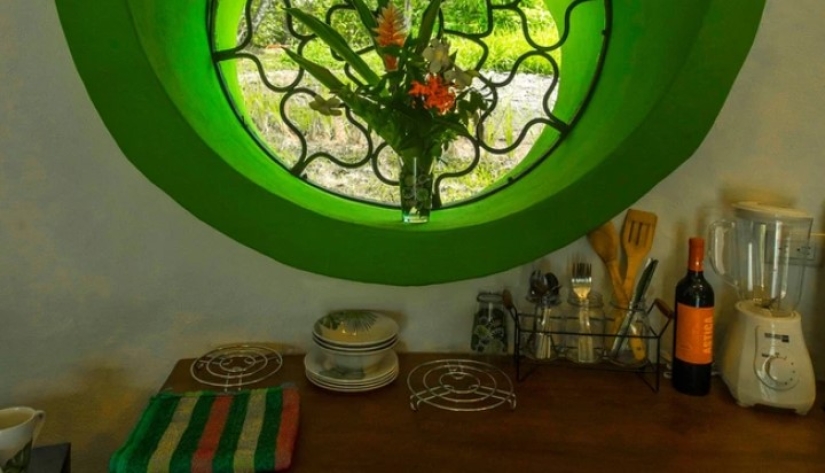 La mujer construida en el medio de la selva de la casa es de concreto y detergente La mujer construida en el medio de la selva de la casa es de concreto y detergente