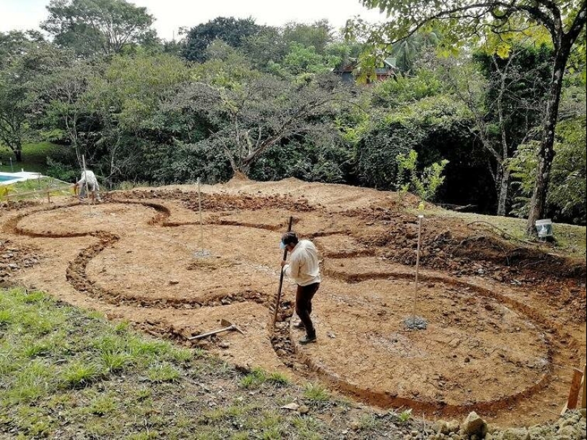 La mujer construida en el medio de la selva de la casa es de concreto y detergente La mujer construida en el medio de la selva de la casa es de concreto y detergente