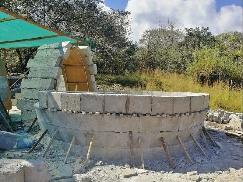 La mujer construida en el medio de la selva de la casa es de concreto y detergente La mujer construida en el medio de la selva de la casa es de concreto y detergente