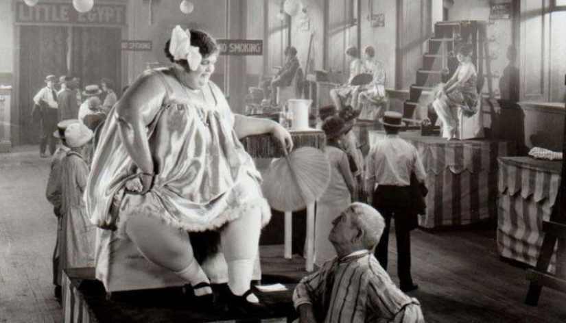 La mujer más grande y el hombre más pequeño: la historia de una fotografía La mujer más grande y el hombre más pequeño: la historia de una fotografía