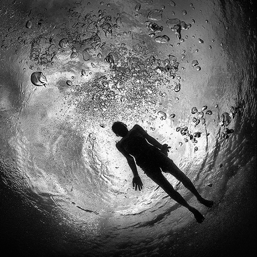 La poesía de la fotografía en blanco y negro en la obra de Hengka Koentjoro