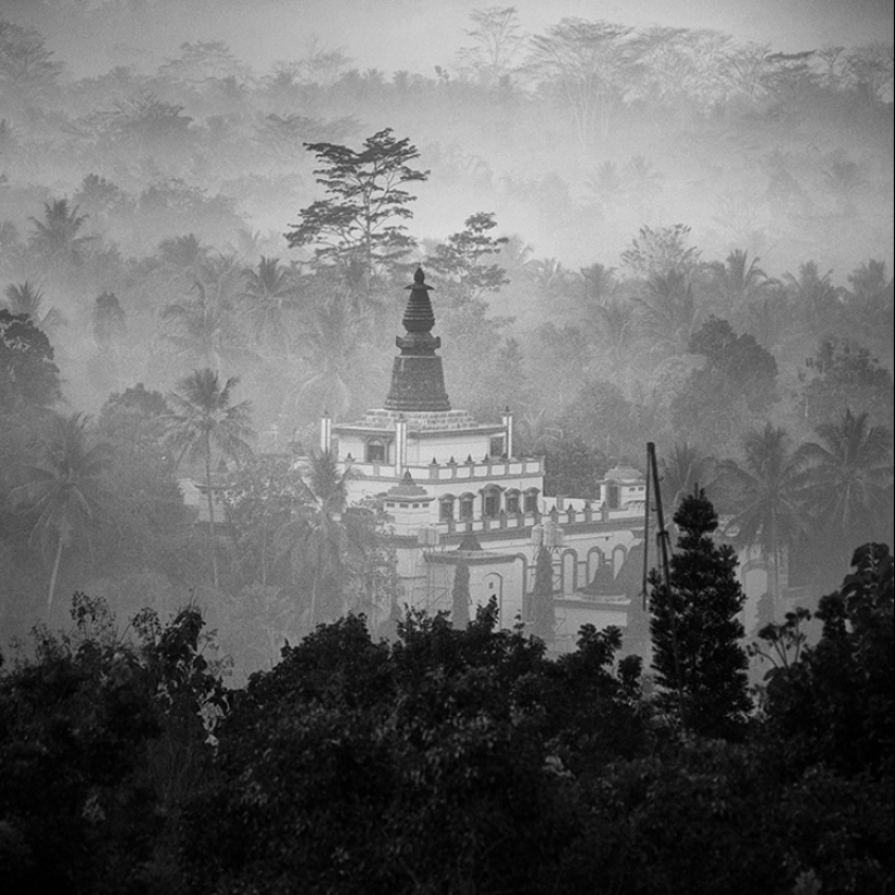 La poesía de la fotografía en blanco y negro en la obra de Hengka Koentjoro