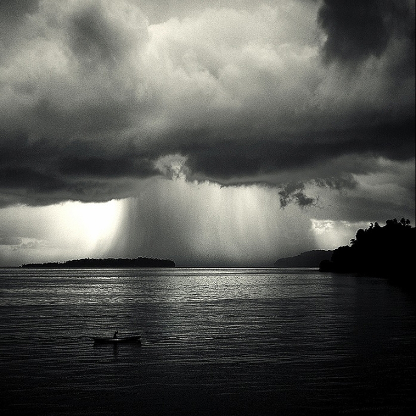 La poesía de la fotografía en blanco y negro en la obra de Hengka Koentjoro