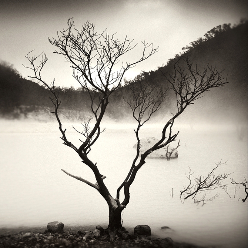 La poesía de la fotografía en blanco y negro en la obra de Hengka Koentjoro