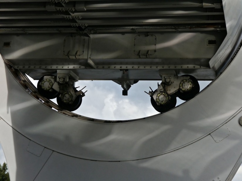 La rueda Falkirk es una estructura giratoria única que levanta barcos enteros La rueda Falkirk es una estructura giratoria única que levanta barcos enteros