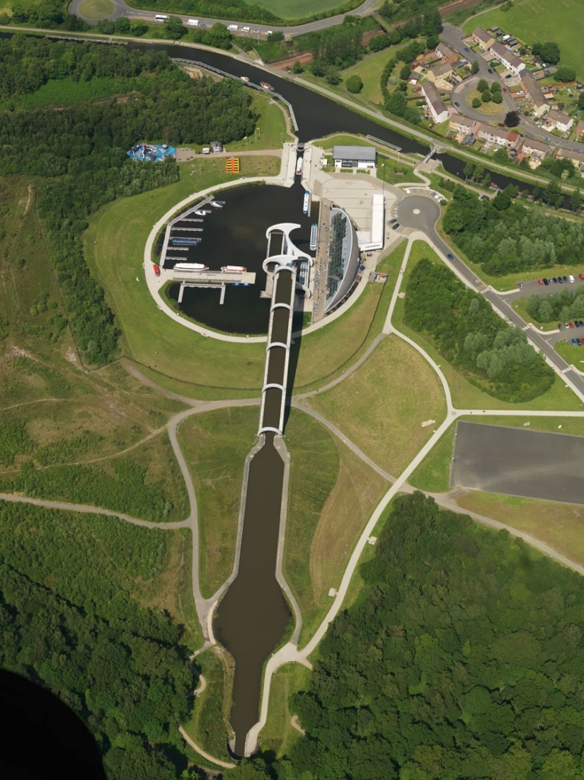 La rueda Falkirk es una estructura giratoria única que levanta barcos enteros La rueda Falkirk es una estructura giratoria única que levanta barcos enteros