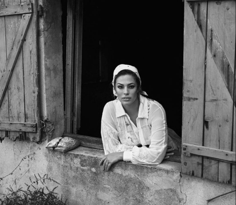 Lachlan Bailey's photo experiments: supermodels on a farm and eroticism in dusty fields