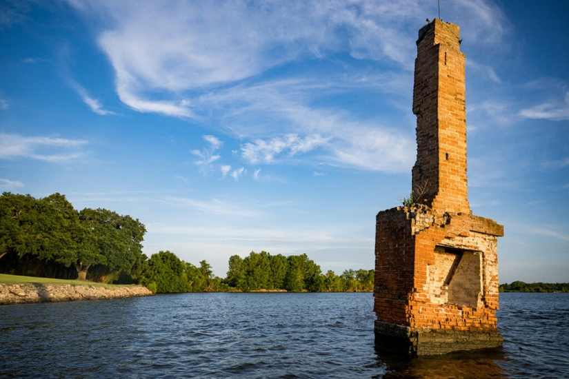 Lake Pener Incident: How a Hole in the Bottom Sucked in a Drilling Rig, 11 Barges and an Island
