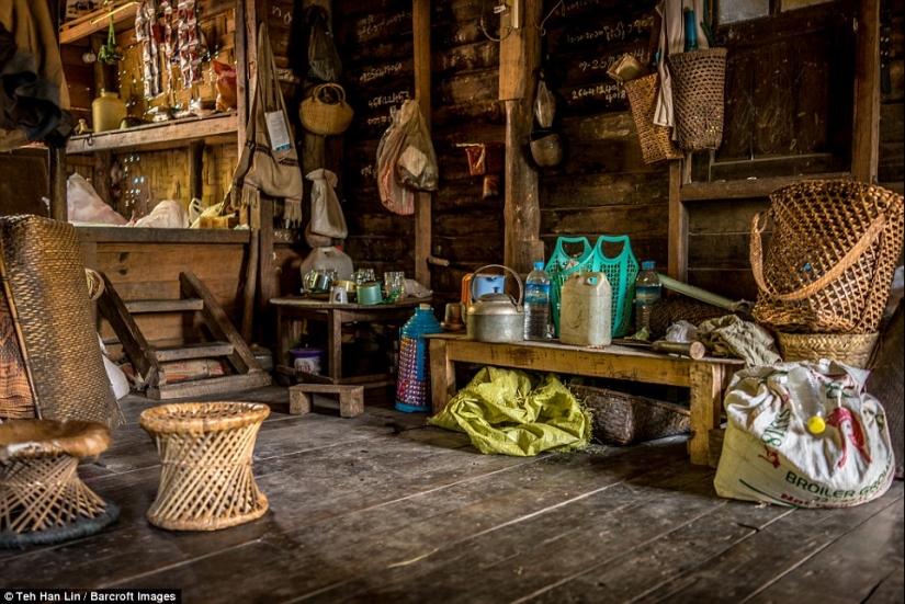 Las chicas de la barbilla se hacen tatuajes desfigurantes en la cara para que no sean secuestradas