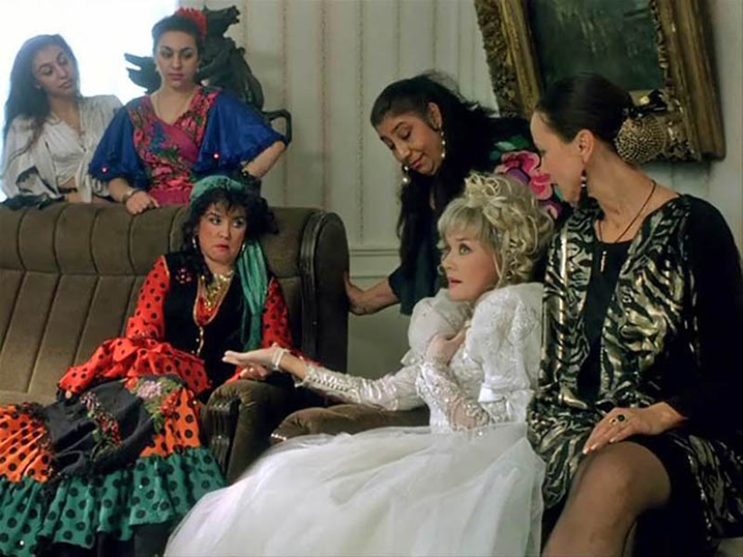 Las cuatro patas de la estrella de "Mosfilm": caballo de bronce, que fue filmada en no menos Mironov Las cuatro patas de la estrella de "Mosfilm": caballo de bronce, que fue filmada en no menos Mironov