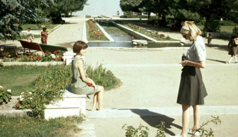 Las faldas cortas, los picnics en el lado de la carretera y la sonrisa de los niños — lo que era antes de que los Talibanes de Afganistán