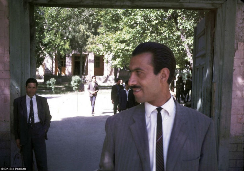 Las faldas cortas, los picnics en el lado de la carretera y la sonrisa de los niños — lo que era antes de que los Talibanes de Afganistán