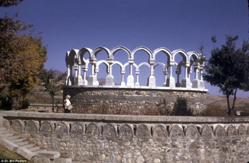 Las faldas cortas, los picnics en el lado de la carretera y la sonrisa de los niños — lo que era antes de que los Talibanes de Afganistán