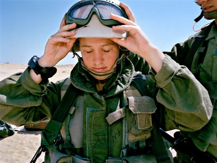 Las niñas del ejército Israelí: una mirada especial a las mujeres de los soldados en las fotos de Rachel Papo Las niñas del ejército Israelí: una mirada especial a las mujeres de los soldados en las fotos de Rachel Papo