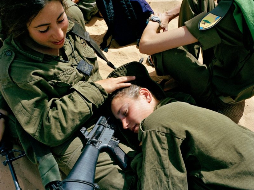 Las niñas del ejército Israelí: una mirada especial a las mujeres de los soldados en las fotos de Rachel Papo Las niñas del ejército Israelí: una mirada especial a las mujeres de los soldados en las fotos de Rachel Papo